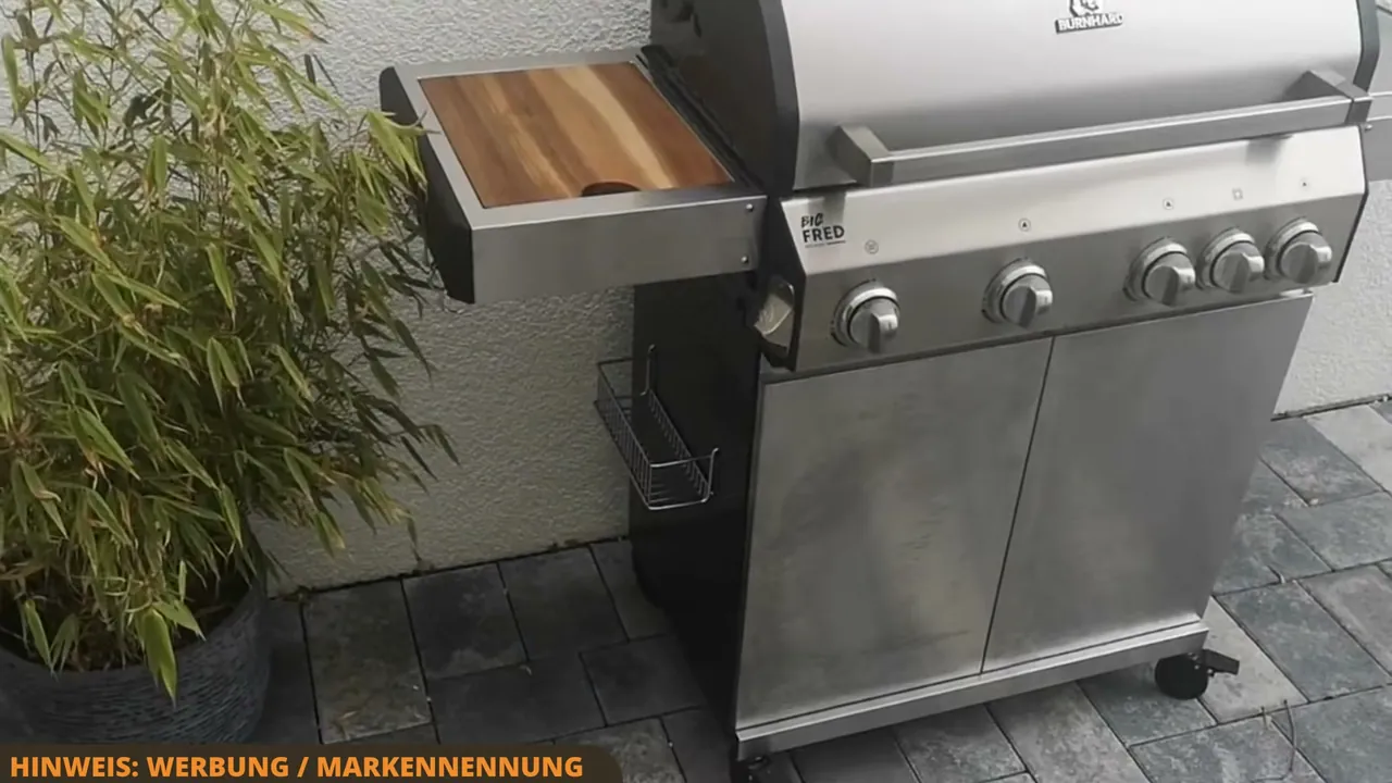 In meinem Test überzeugt mich der Big Fred Deluxe sofort mit seiner doppelwandigen Edelstahl-Haube und den klappbaren Seitentischen.