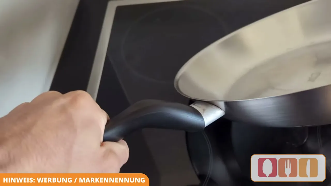Der ergonomisch geformte Kunststoffgriff sorgt für eine sichere und komfortable Handhabung beim Braten.