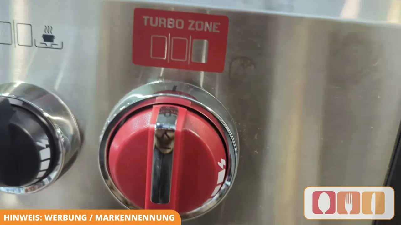 Über den markanten Drehregler lässt sich die 800 °C heiße Turbo Zone zum scharfen Anbraten gezielt steuern.