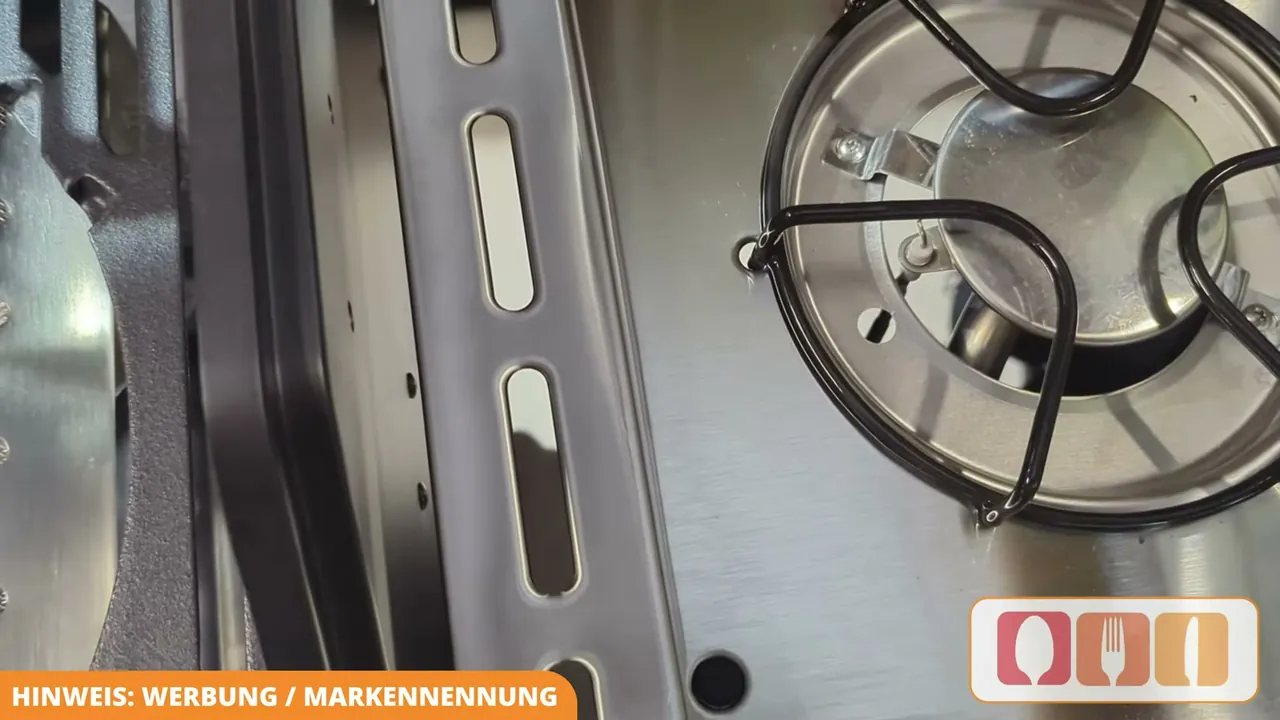 Auf dem praktischen Seitenkocher lassen sich Beilagen oder Saucen direkt neben der Grillfläche zubereiten.