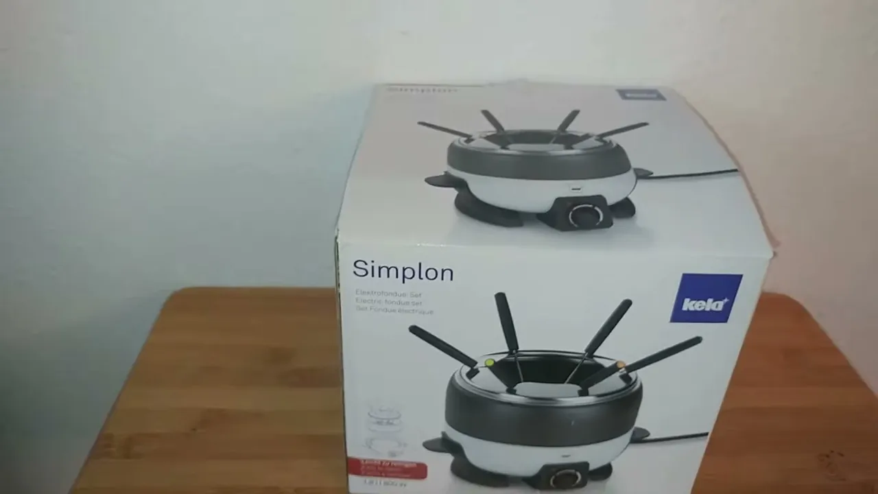 Ich finde, die Verpackung des kela Simplon Elektrofondues macht direkt Lust auf einen gemütlichen Fondueabend.
