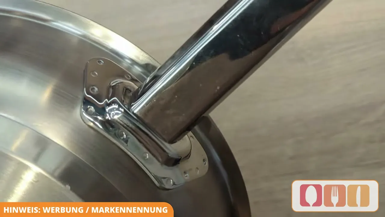 Der solide vernietete Kaltmetallgriff bleibt während des Bratens auf dem Herd kühl und liegt sicher in der Hand.