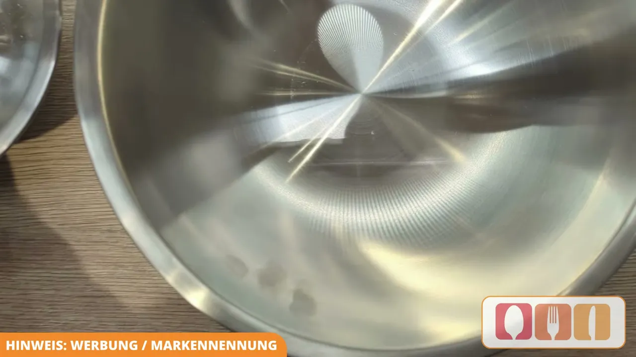 Der ausgeprägte Schüttrand aus Cromargan-Edelstahl ermöglicht ein tropffreies und sauberes Ausgießen von Teig oder Flüssigkeiten.