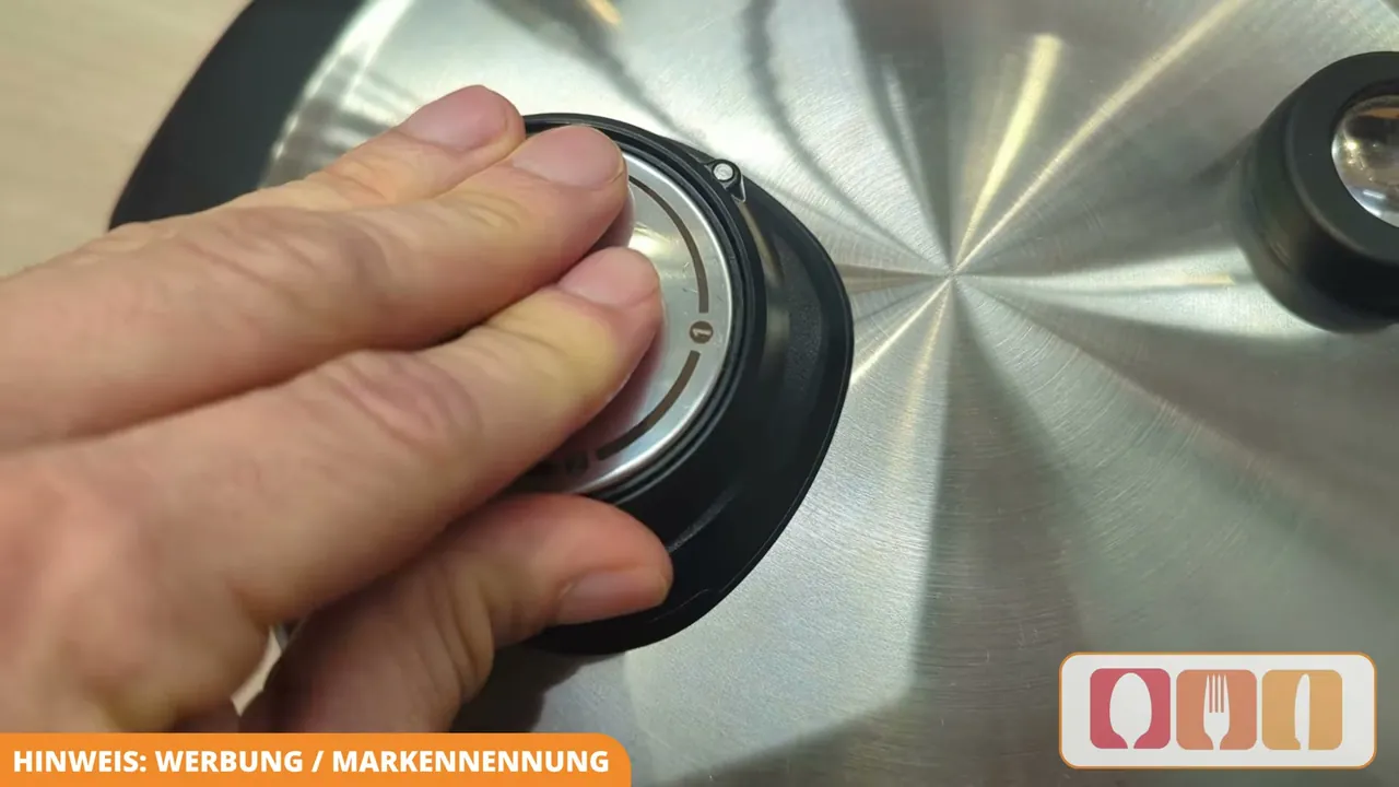 Über die Kochkrone lassen sich drei Druckgarstufen sowie eine drucklose Dampfgarstufe einstellen.