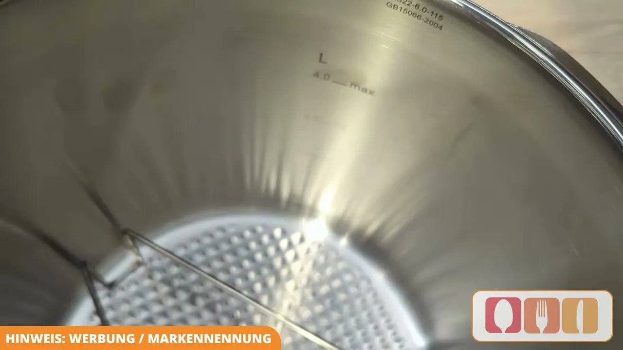 Eine Skala an der Edelstahl-Innenwand markiert die maximale Füllmenge für sicheres Druckgaren.