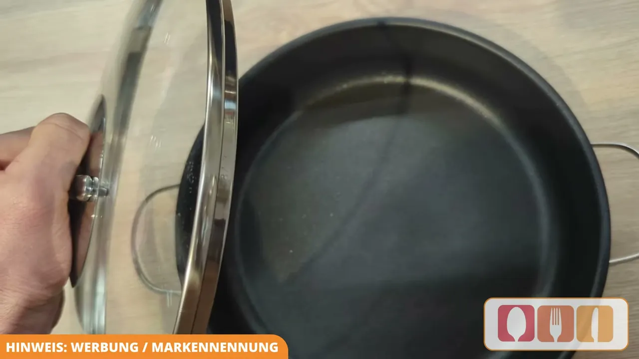 Der passende Glasdeckel erlaubt freie Sicht auf das Gargut und ist im Backofen bis 180 °C hitzebeständig.