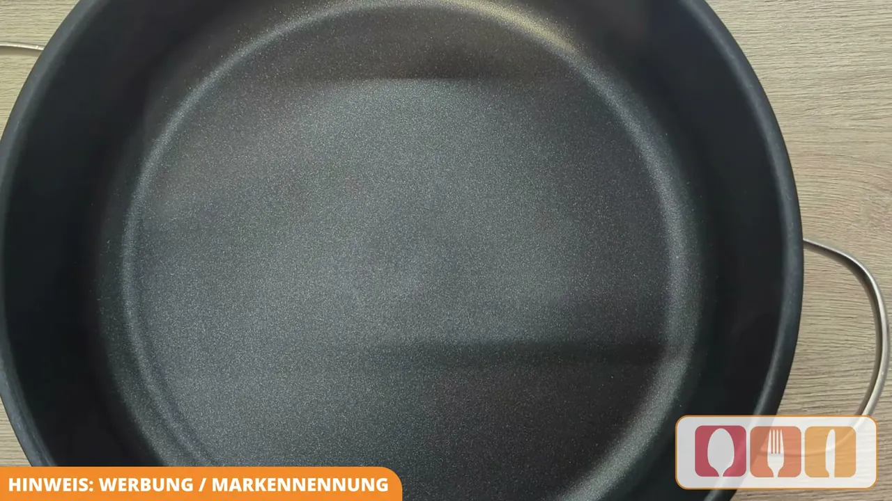 Die langlebige PTFE-Antihaftbeschichtung ermöglicht fettarmes Anbraten und verhindert das Anbrennen der Zutaten.