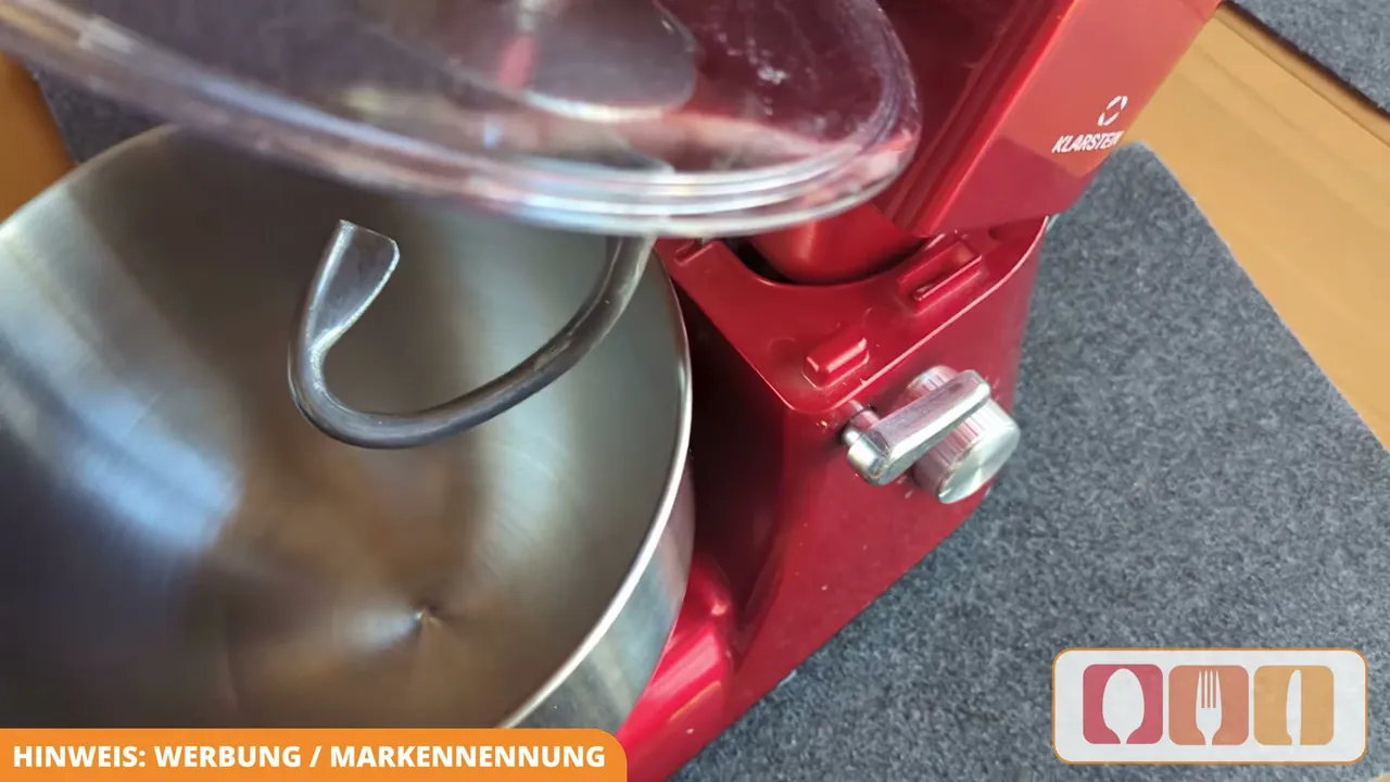 Meiner Meinung nach lässt sich der Knethaken bei geöffneter Maschine schnell und unkompliziert abnehmen.