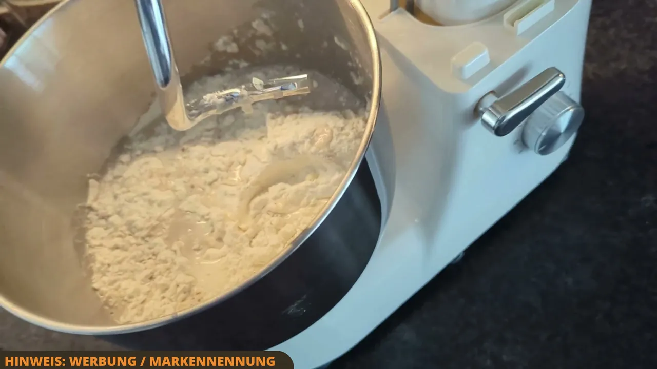 In meinem Test bietet die 5-Liter-Edelstahlschüssel mehr als genug Platz für schwere Teige.