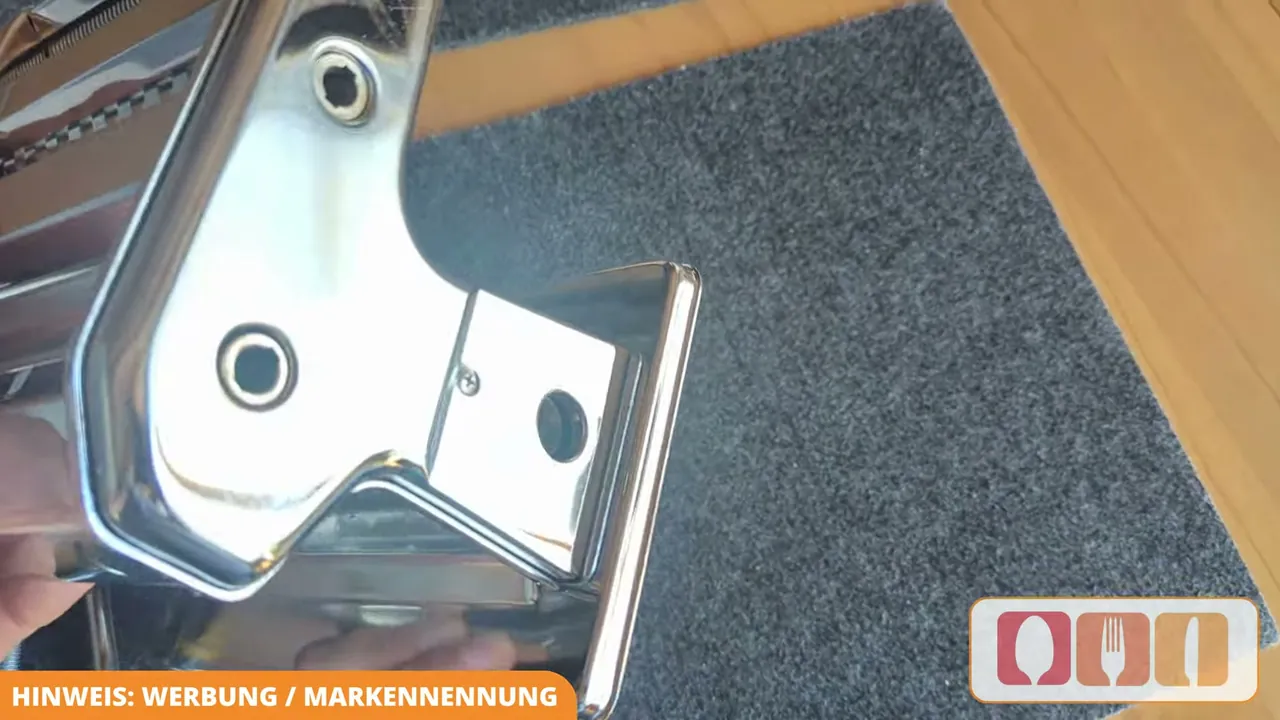 Meiner Meinung nach ist die seitliche Aufnahme genial, da sich bei Bedarf auch ein optionaler Motor nachrüsten lässt.