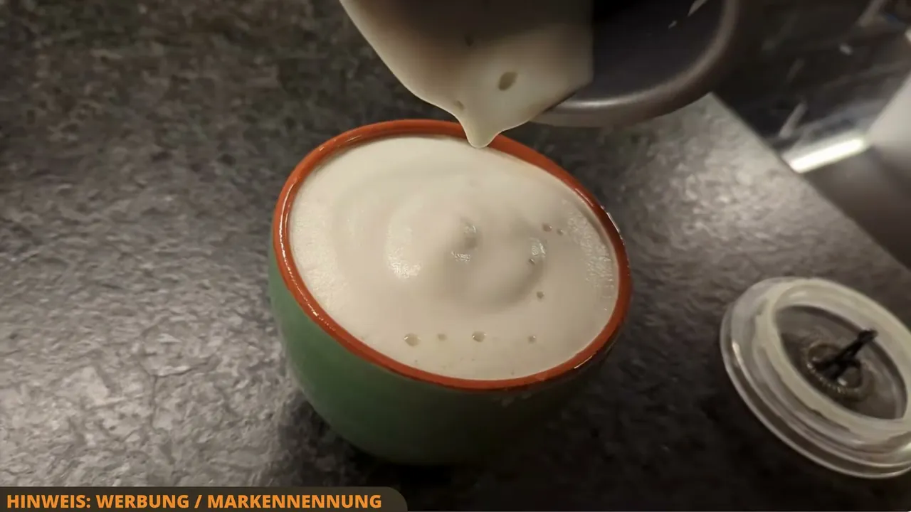 Mir gefällt besonders, wie wunderbar fest und samtig der flauschige Schaum beim Einschenken in die Kaffeetasse gelingt.