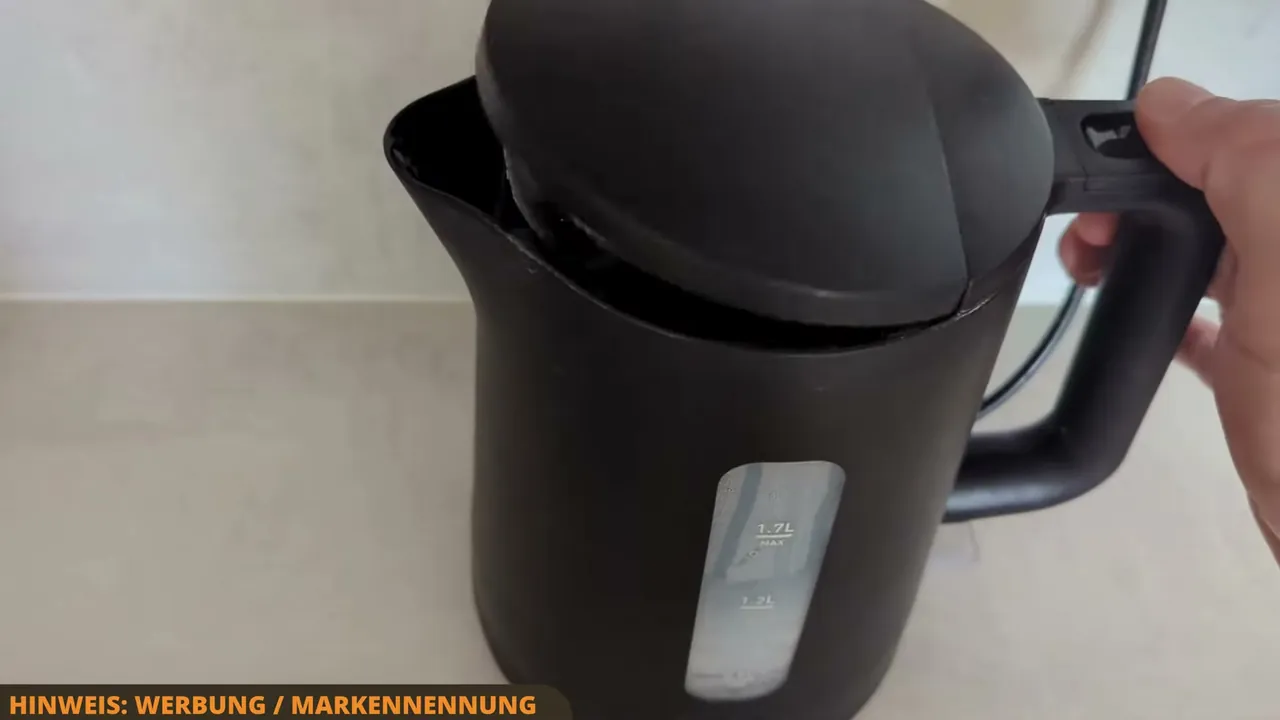 Ich finde es extrem praktisch, dass sich der Klappdeckel ganz unkompliziert per Knopfdruck am Griff öffnen lässt.