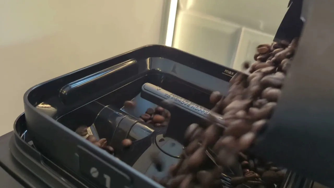 Ich finde die zwei austauschbaren Bohnenbehälter genial, um jederzeit unkompliziert zwischen verschiedenen Kaffeesorten zu wechseln.