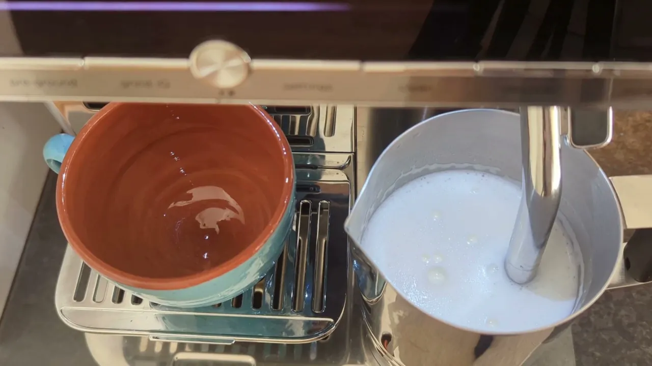 In meinem Test hat mich die automatische Dampflanze überzeugt, die selbst pflanzliche Milch perfekt aufschäumt und sich selbst reinigt.