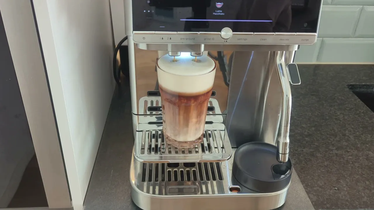 Mir gefällt die Schichtung beim Latte Macchiato richtig gut, da die Maschine zuerst die Milch und dann den Espresso zubereitet.