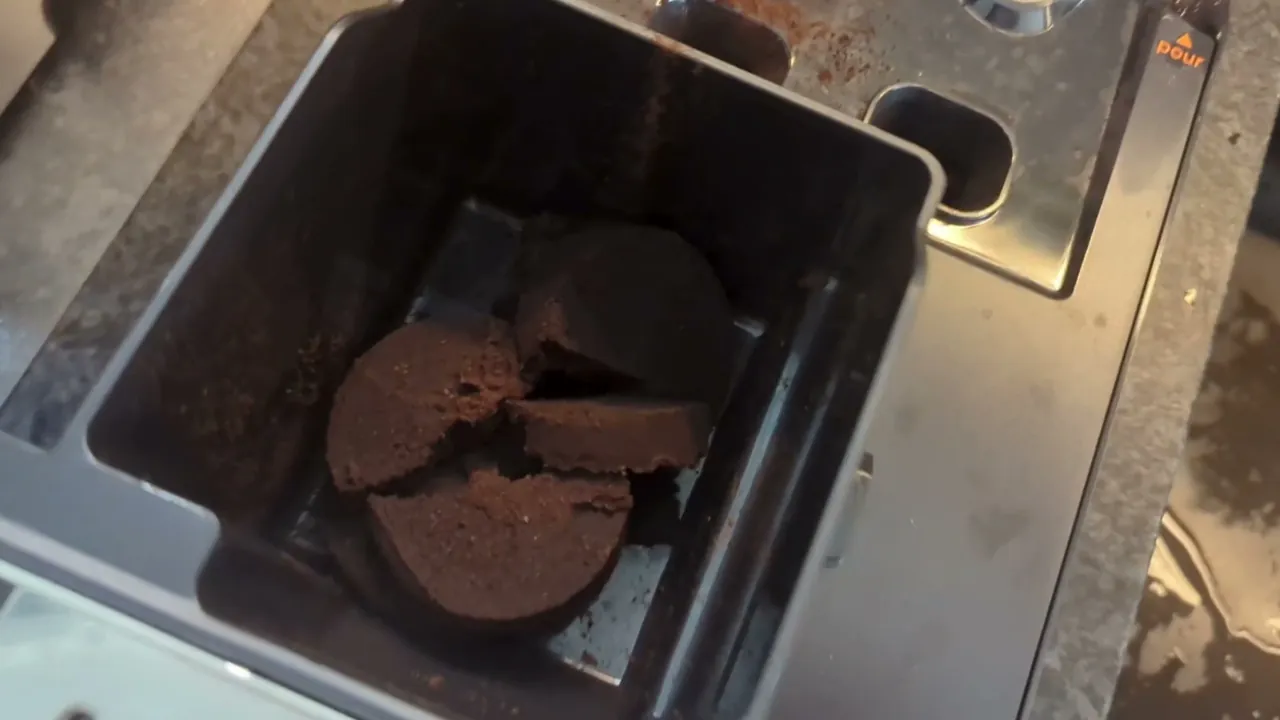 Aus meiner Sicht ist die herausnehmbare Schublade für Kaffeesatz und Spülwasser im Alltag extrem praktisch zu entleeren.
