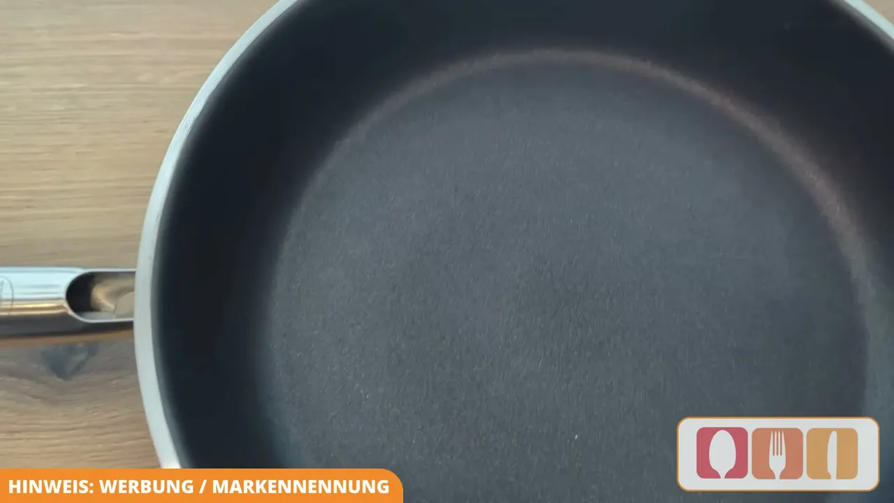 Der hohe Pfannenrand bietet ausreichend Platz für größere Portionen und schützt vor Fettspritzern auf dem Herd.