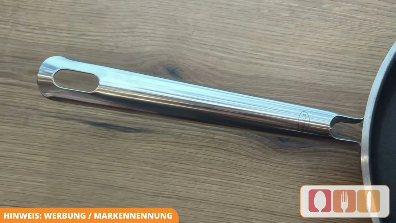 Der ergonomisch geformte Griff aus Edelstahl 18/10 gewährleistet eine sichere Handhabung beim Braten und Schwenken.