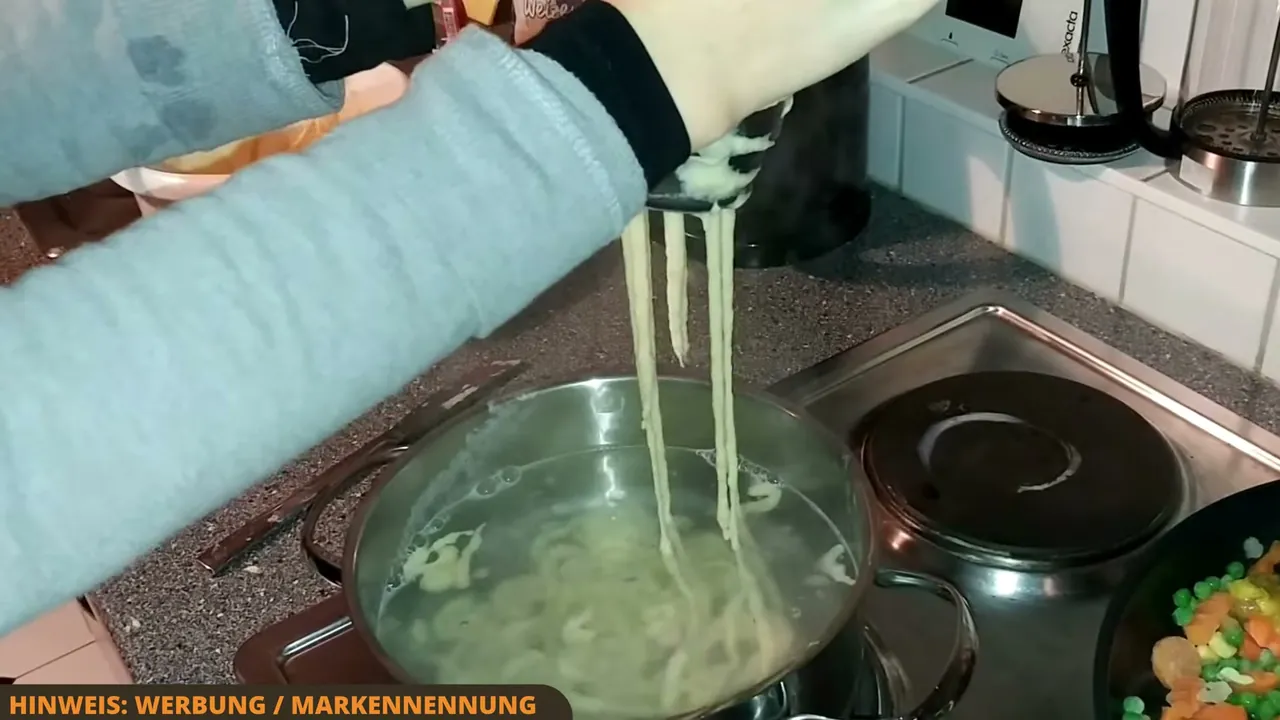Ich finde es genial, wie unkompliziert sich der frische Teig durch den praktischen Lochaufsatz direkt ins kochende Wasser drücken lässt.