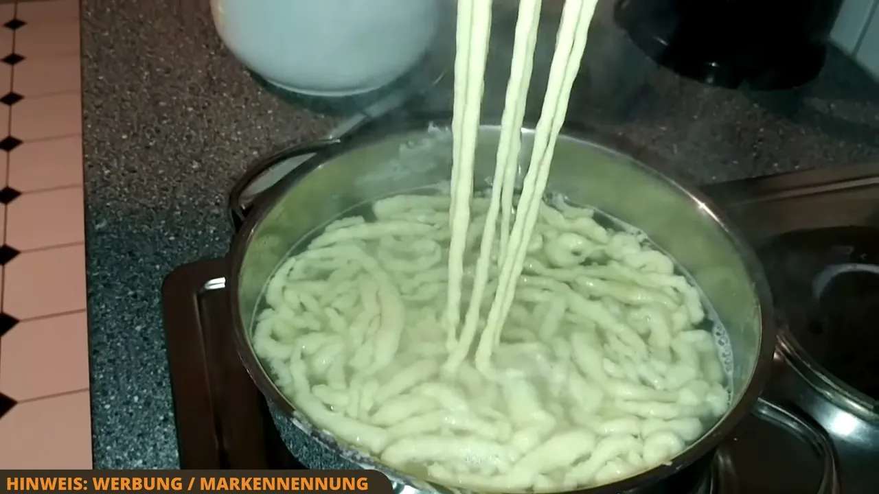 In meinem Test sind die Spätzle in wenigen Minuten fertig gegart, ganz ohne umständliches Hantieren mit einer schweren Spätzlepresse.