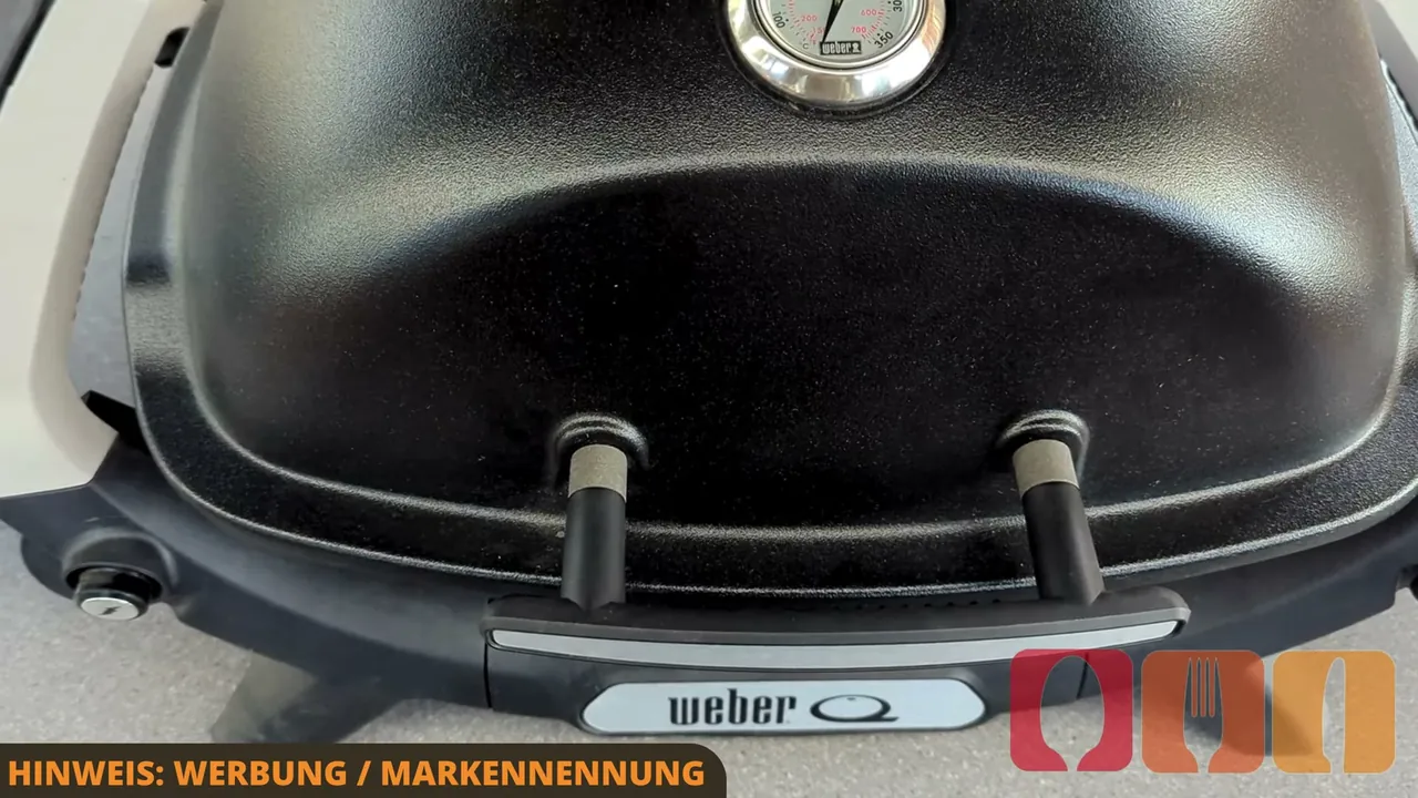 Das integrierte Deckelthermometer ermöglicht eine zuverlässige Kontrolle der Hitze unter der hoch gewölbten Haube.