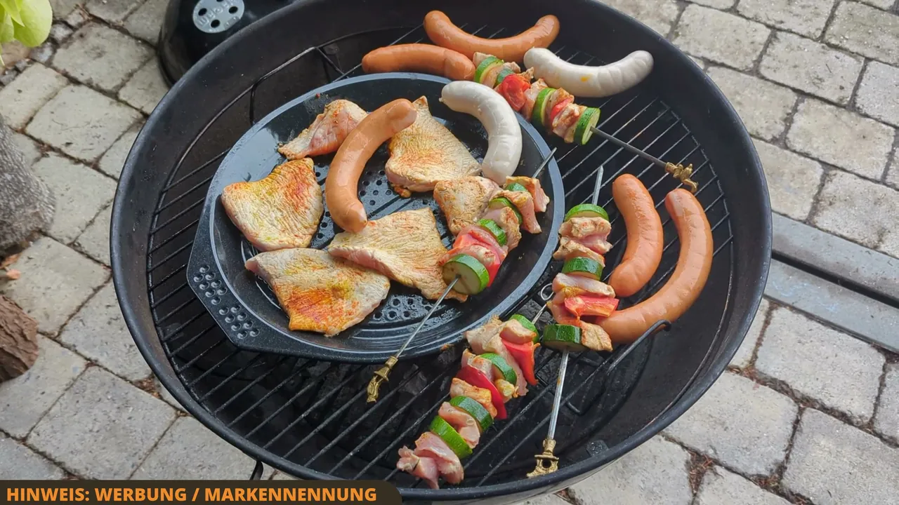 In meinem Test bietet die 47-cm-Grillfläche überraschend viel Platz für Fleisch, Grillspieße und Würstchen gleichzeitig.