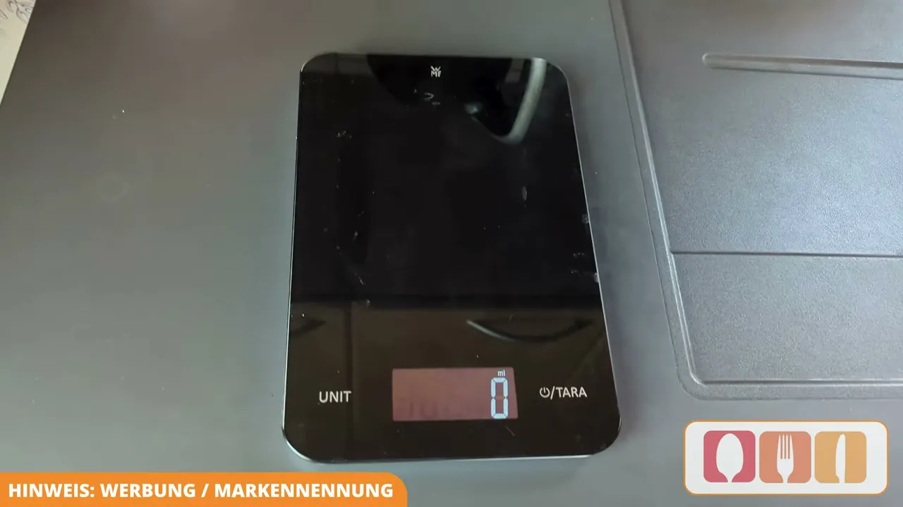 Mir gefällt das schlichte schwarze Design der digitalen WMF Küchenwaage im Alltag richtig gut.
