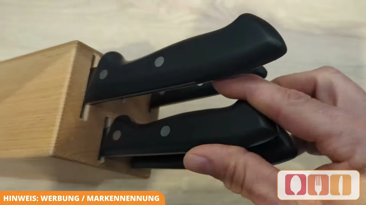 Fugenlos vernietete Griffe aus schwarzem Kunststoff sorgen für ein ergonomisches Handling und hohe Hygiene.