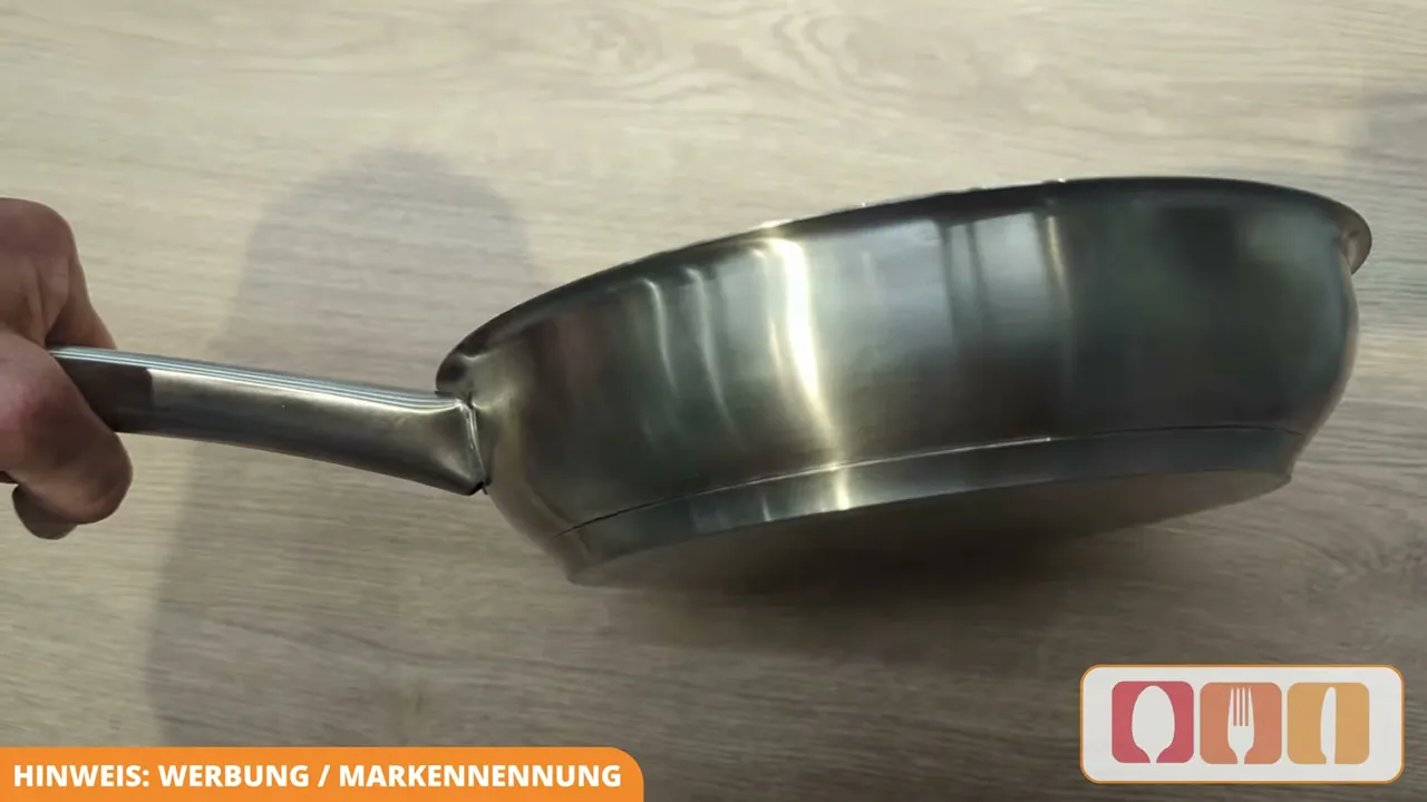 Ein breiter Schüttrand erleichtert das tropffreie Ausgießen von Soßen und Bratensaft.