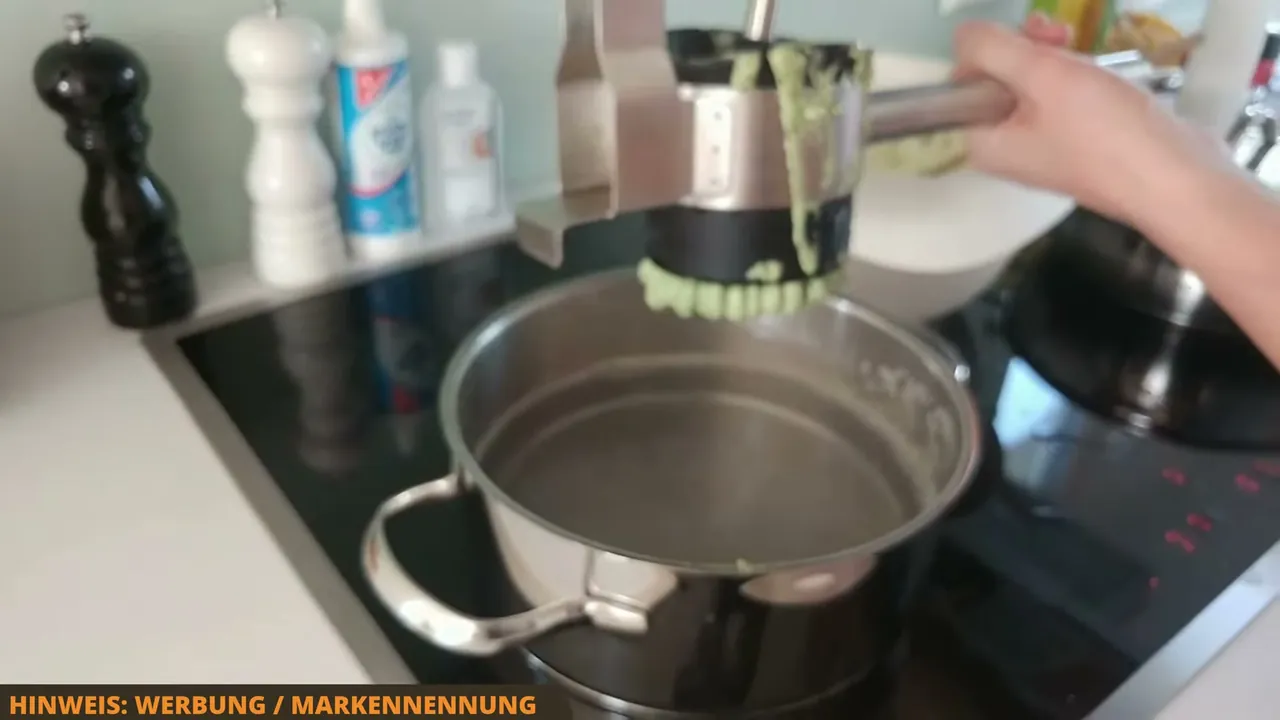 In meinem Test werden die Spätzle durch die 3,2-mm-Lochung gleichmäßig und ganz ohne großen Kraftaufwand geformt.