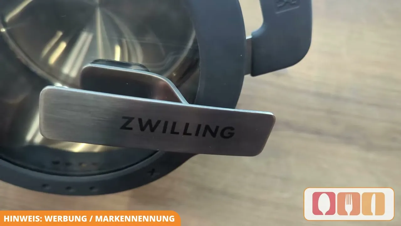 Dank der praktischen Halterung lässt sich der Topfdeckel für sauberes Arbeiten bequem am Topfrand einhängen.
