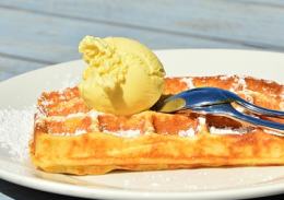 Beilage zu Waffeln Vanilleeis