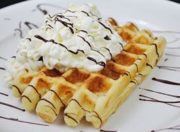 waffeln mit geschlagener Sahne