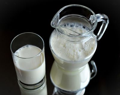 frischer Milch im Kuehlschrank