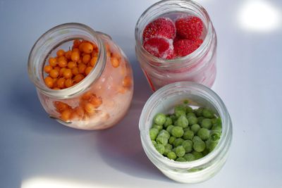 Lebensmittel fuers einfrieren in Glas