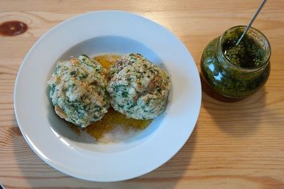 Beilagen zu veganen Spinatknoedeln