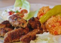 Die 10 besten Cevapcici Beilagen: Was dazu essen?