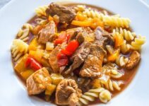 Die 10 besten Gulasch Beilagen: Was dazu essen?