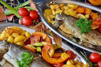 Salat als Beilage zu gerauucherter Forelle (1)