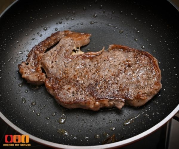 Steaks in Olivenoel Braten