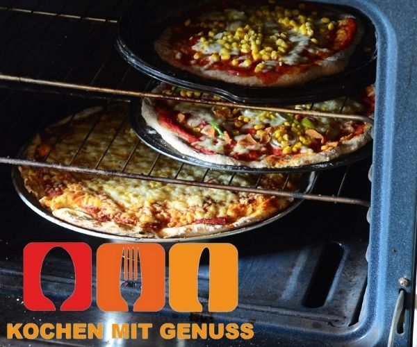 selbstgemachte Pizza im Ofen