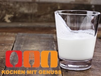 Nach was schmeckt Buttermilch?