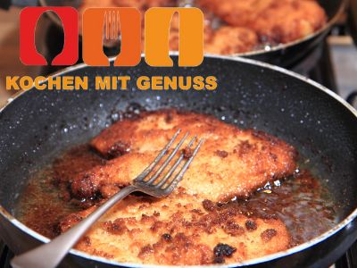 Schnitzel auf dem Herd in Pfanne aufwaemen