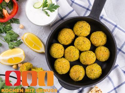 Falafel aufwaermen in einer Pfanne