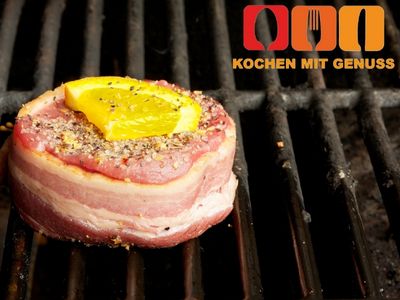 Speck um ein Schweinefilet wickeln